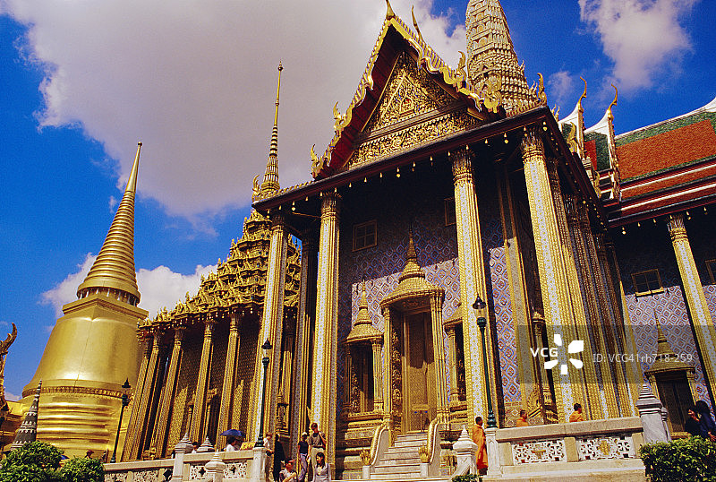 泰国曼谷玉佛寺大皇宫的金色舍利塔、皇家万神殿及僧侣图片素材