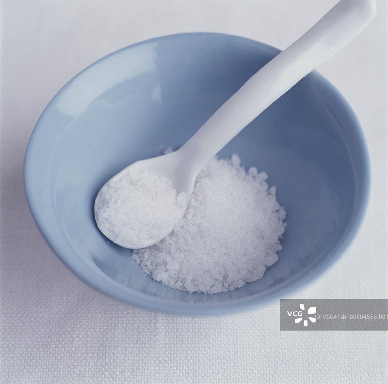蓝色盐碟中带勺子的海盐图片素材