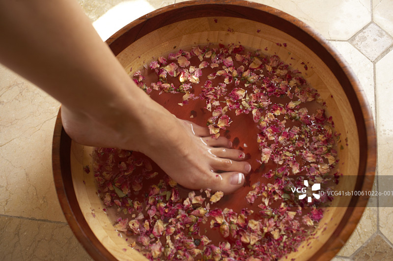 女人在做鲜花足浴（特写，下半部分）图片素材