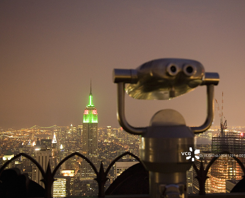 美国纽约州：投币式望远镜和曼哈顿天际线图片素材
