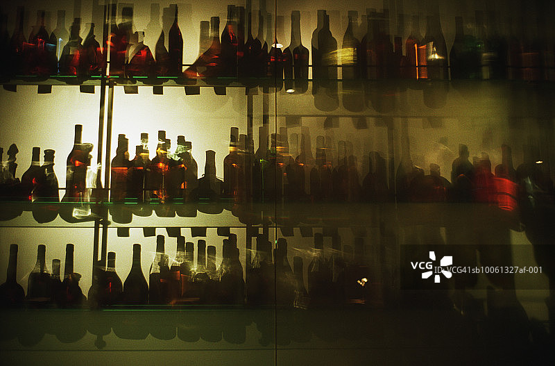 吧台后方架子上的酒精瓶图片素材