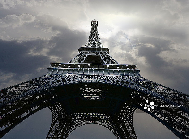 埃菲尔铁塔的低角度视图图片素材