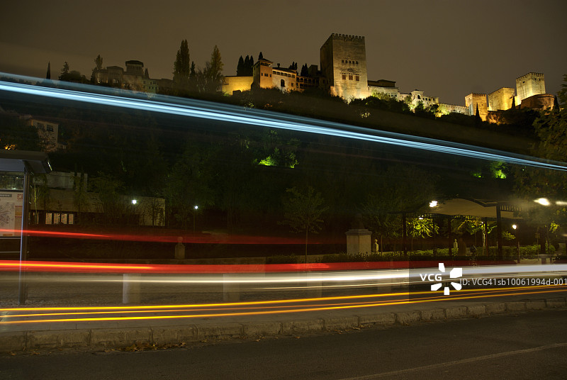 西班牙格拉纳达，阿尔罕布拉宫前的车流图片素材