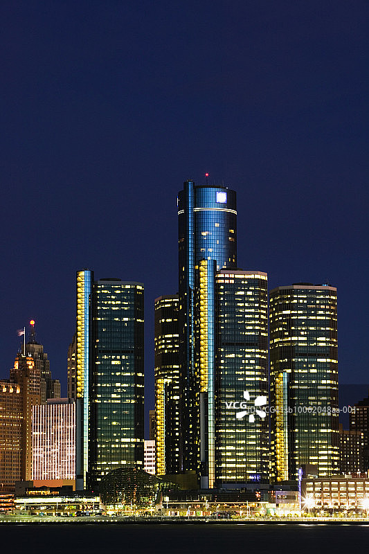 美国密歇根州底特律天际线、文艺复兴中心和通用汽车全球总部图片素材