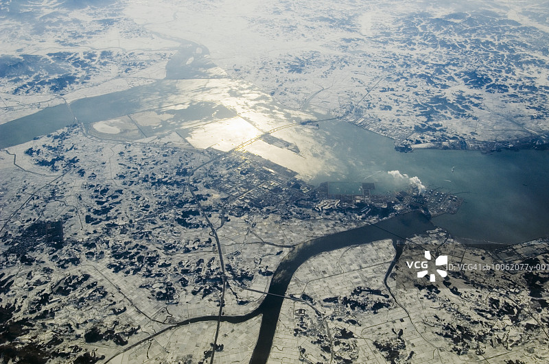 韩国雪山和水稻田航拍景观图片素材