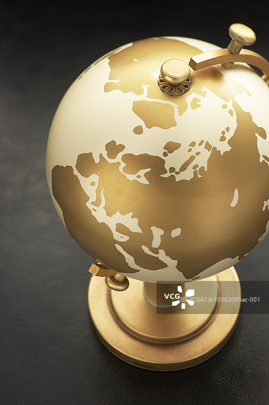 金色地球仪特写高角度视图图片素材