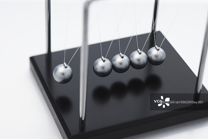 高角度拍摄的牛顿摆图片素材