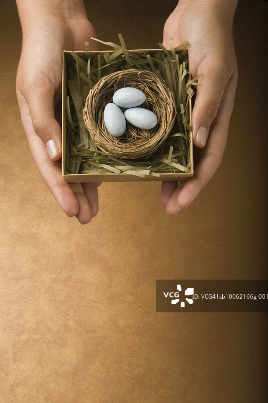 手持装鸡蛋盒子的人（特写）图片素材
