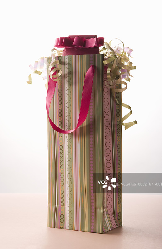 条纹瓶装礼品袋特写图片素材