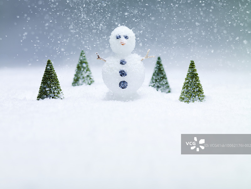 圣诞树环绕的雪人图片素材