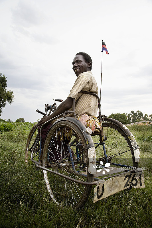 坐在轮椅上微笑的男子图片素材