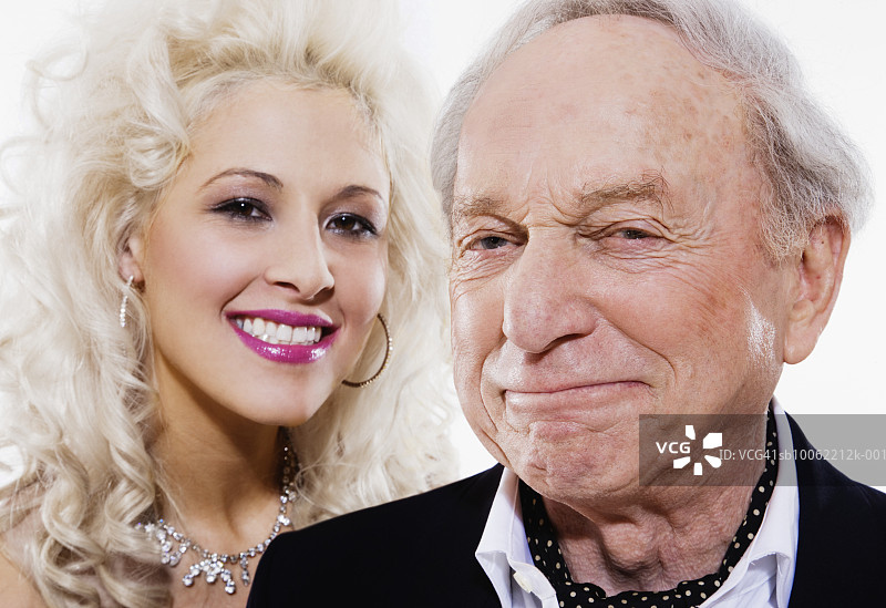 年轻女人和年长男人微笑，肖像特写图片素材