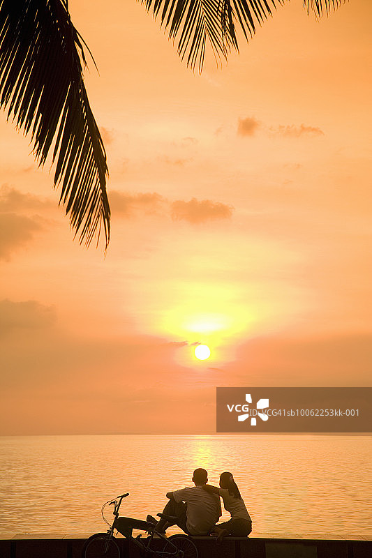 情侣在马尼拉湾观看日落图片素材