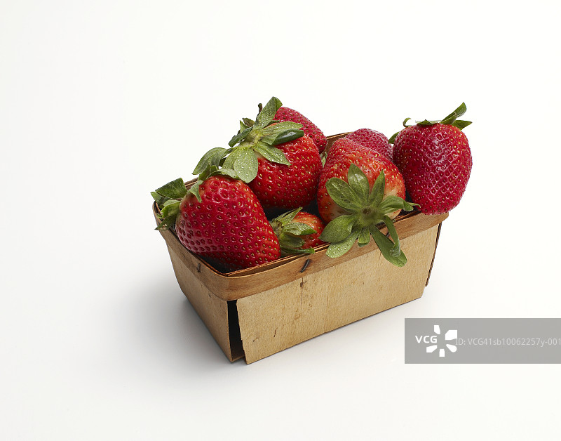 白色背景下的木 basket 草莓图片素材