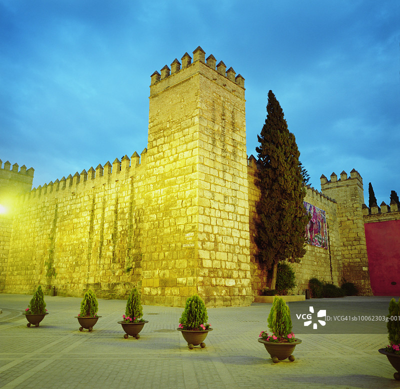 西班牙安达卢西亚塞维利亚，胜利广场的塞维利亚王宫墙图片素材