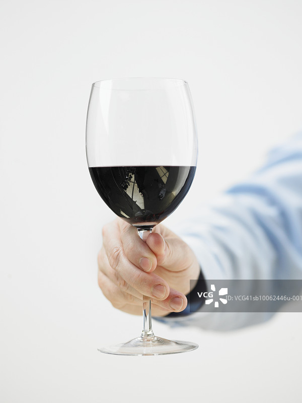男子手持红酒杯特写图片素材