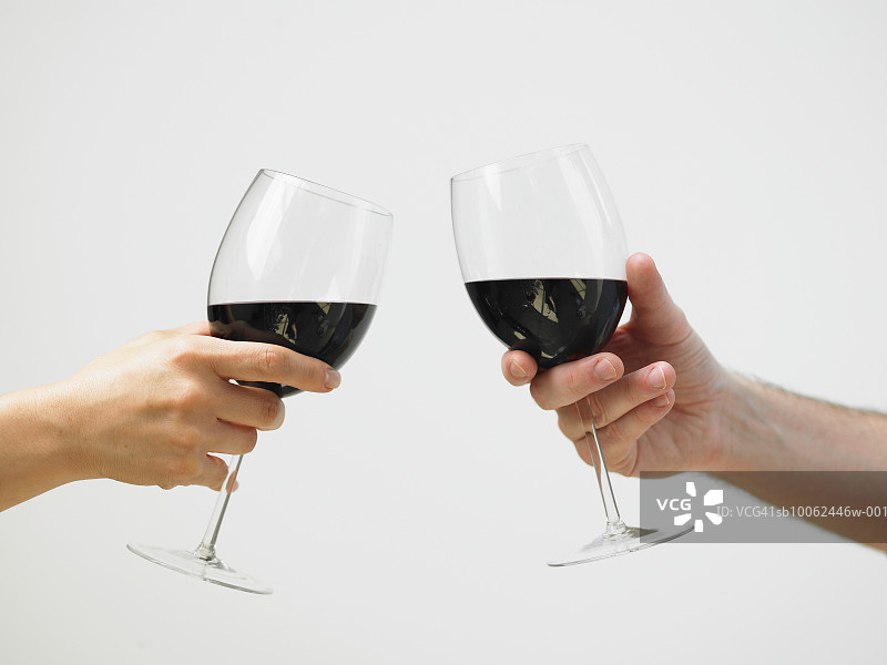 男人和女人敬红酒，手部特写，侧视图图片素材