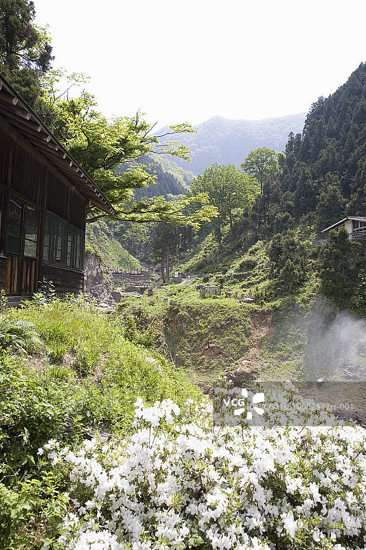 山景中的花园小屋图片素材