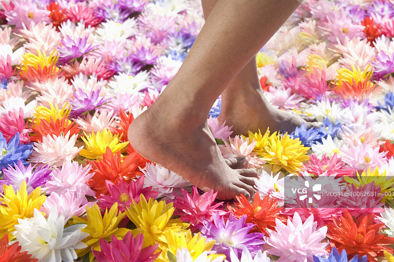 走在花朵上的女人（局部特写）图片素材