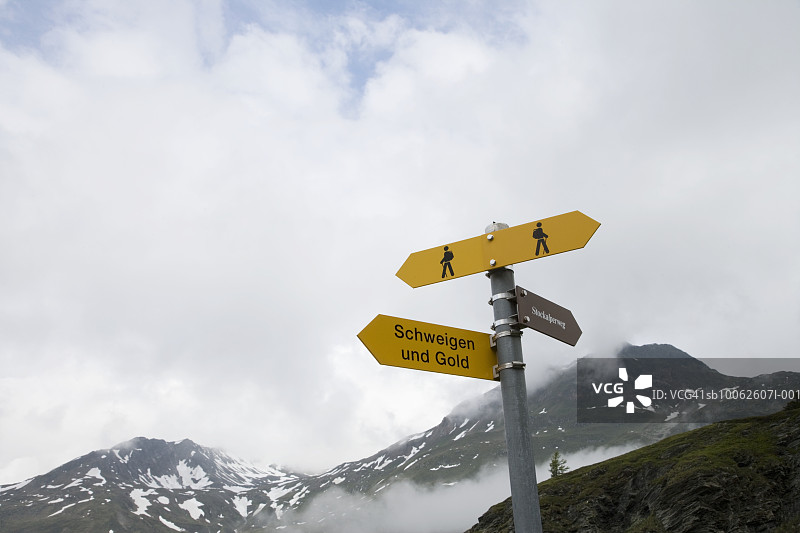 山中指示牌图片素材