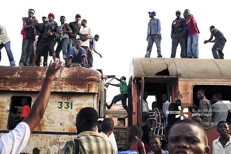通勤者登上火车图片素材