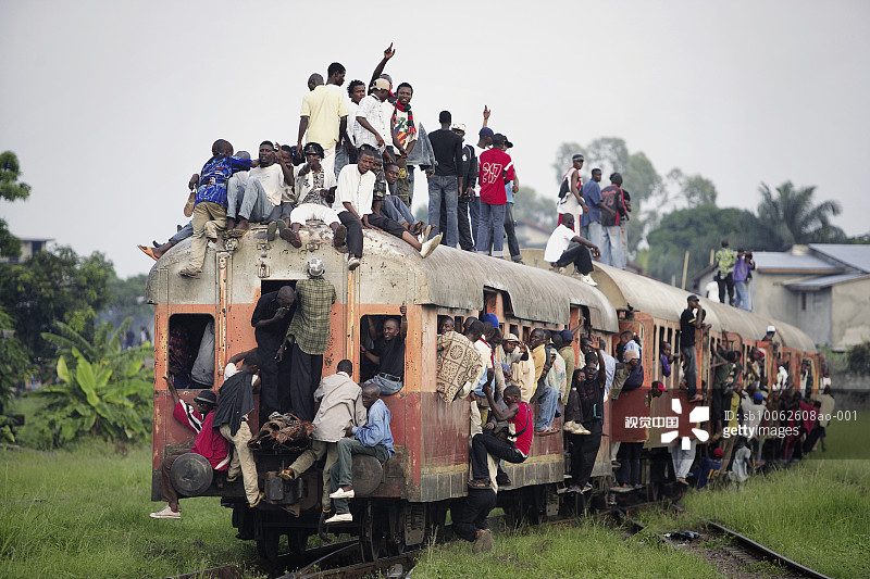 火车顶部的乘客图片素材