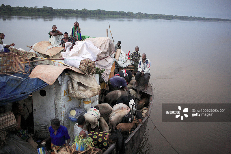 人们在船上运送货物和动物图片素材