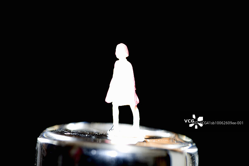 黑色背景下的女人图片素材