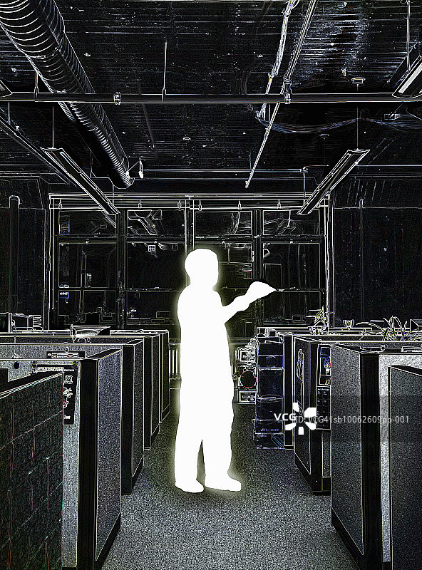 在办公室里拿着文件的人图片素材