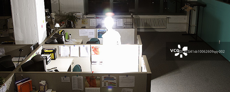 在办公室工作的女职员图片素材