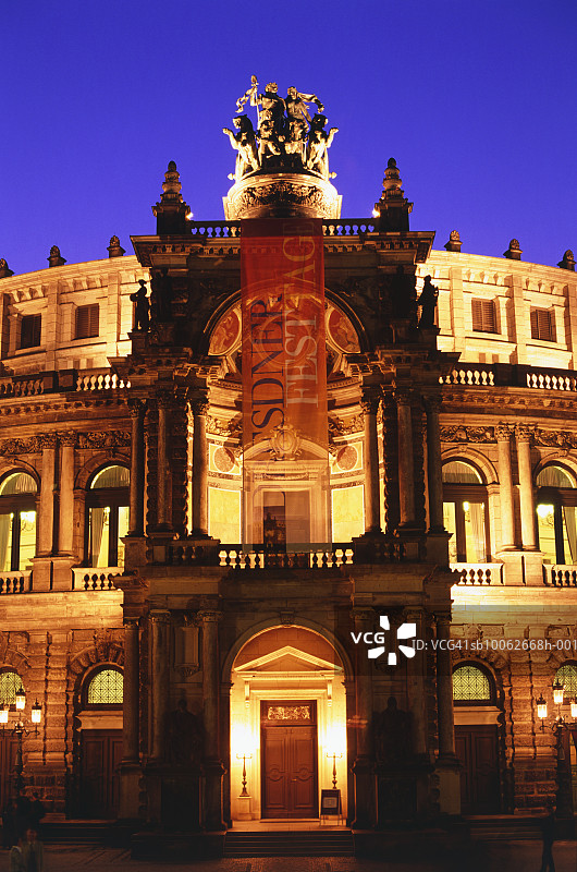 德国德累斯顿：暮色中的森珀歌剧院灯光图片素材