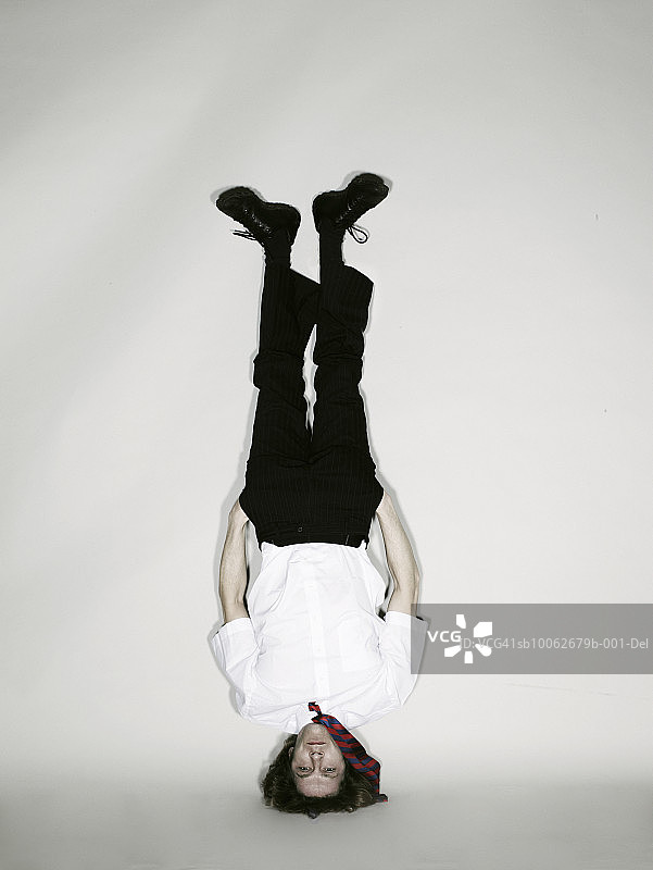 男人做头倒立图片素材