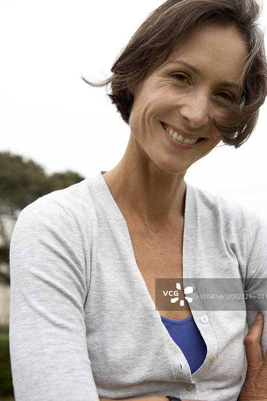 微笑的女人特写肖像图片素材