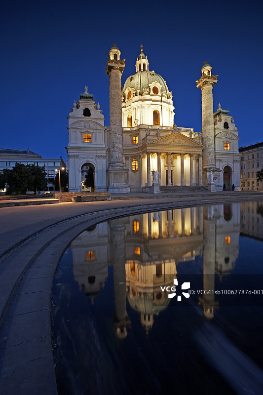 奥地利，维也纳，卡尔教堂前景水池图片素材