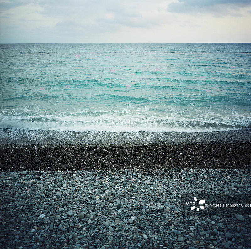 鹅卵石海滩与海洋图片素材