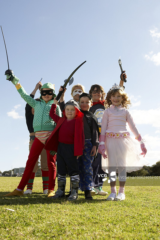 一群（7-12岁）穿着戏服在公园里的儿童肖像图片素材