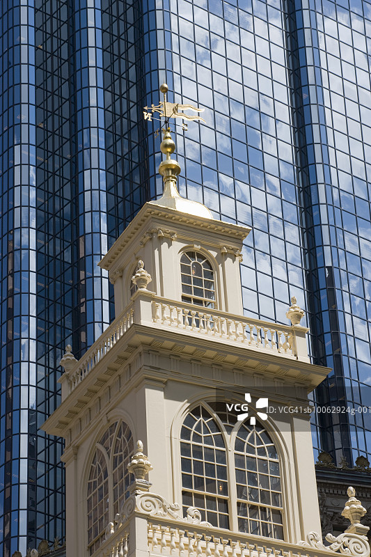 美国马萨诸塞州波士顿老州议会大厦与现代办公楼仰视图片素材