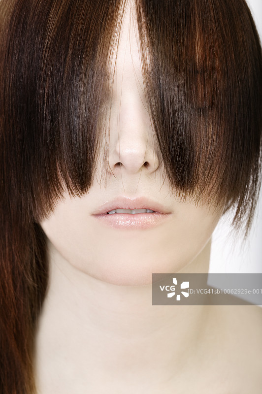 头发遮面的年轻女人特写图片素材