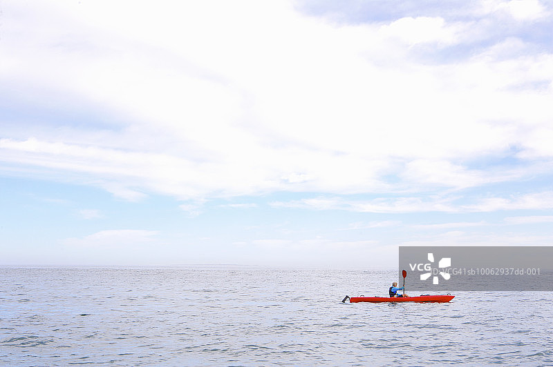 海上划独木舟的男人图片素材