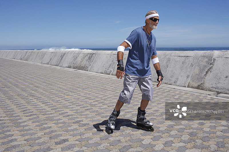 年长的男人在海边溜冰图片素材