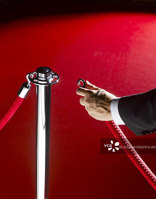 安全人员解开绳索特写图片素材