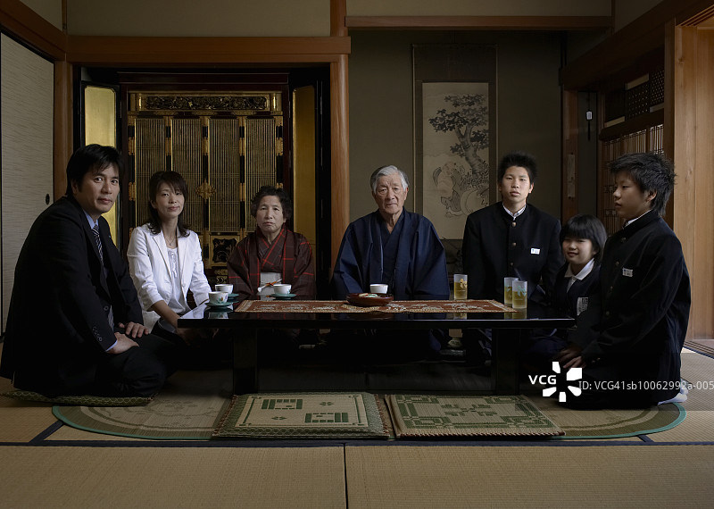 三代同堂家庭饮茶肖像图片素材