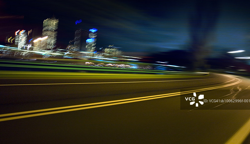 夜晚的城市街道（模糊运动）图片素材