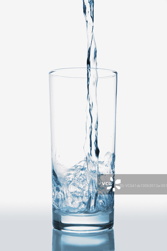 水倒入玻璃杯中图片素材