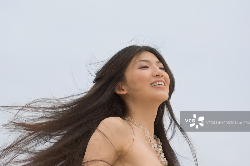 微笑的年轻女人，特写图片素材
