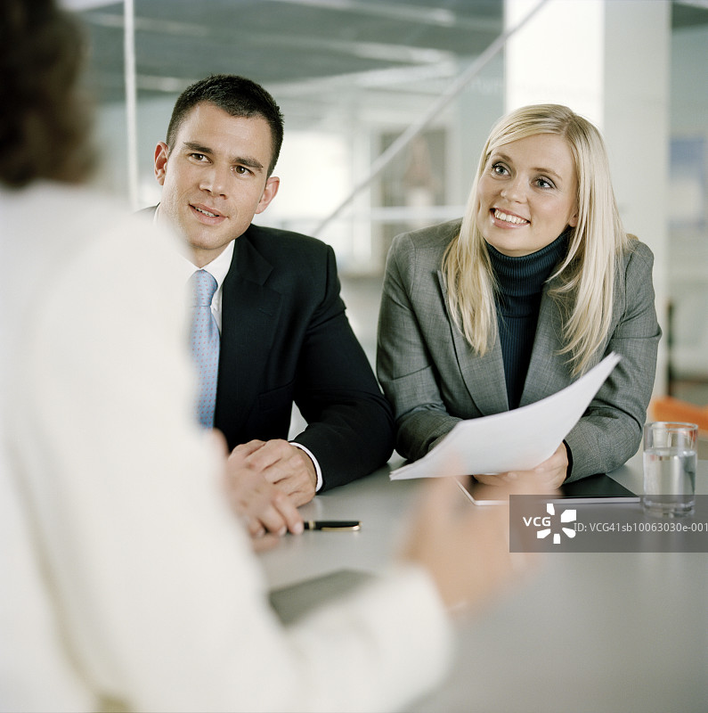 在会议室讨论的商务人士图片素材