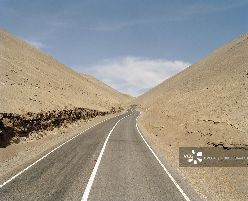 智利：蜿蜒穿过沙山的道路图片素材