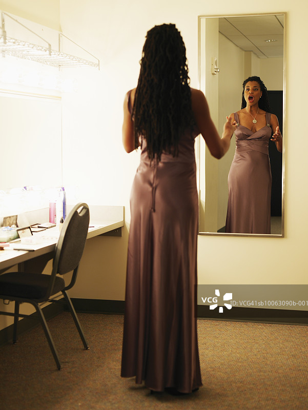 女歌剧演员在更衣室的镜子前热身图片素材