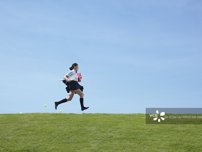 奔跑掉落网球的少女（16-17岁），侧视图图片素材