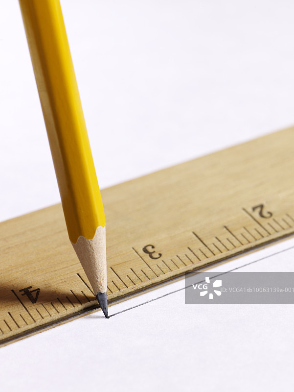 纸上的铅笔线条与木制尺子图片素材